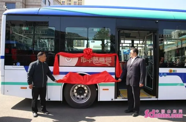济南首条慈善主题公交专线发车