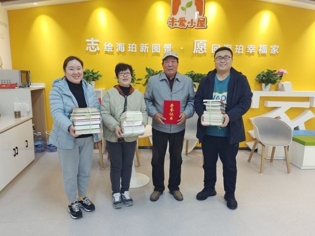 济南热心人韩建平十年捐赠图书2000